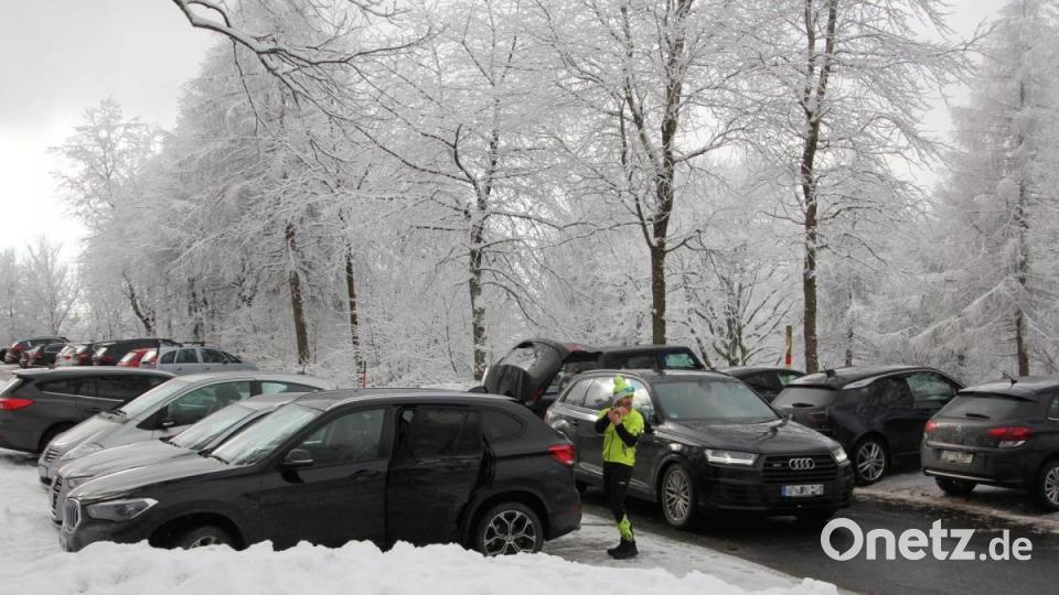 Die Langläufer mussten sich auf dem stark frequentierten Parkplatz umziehen. Bild: kro