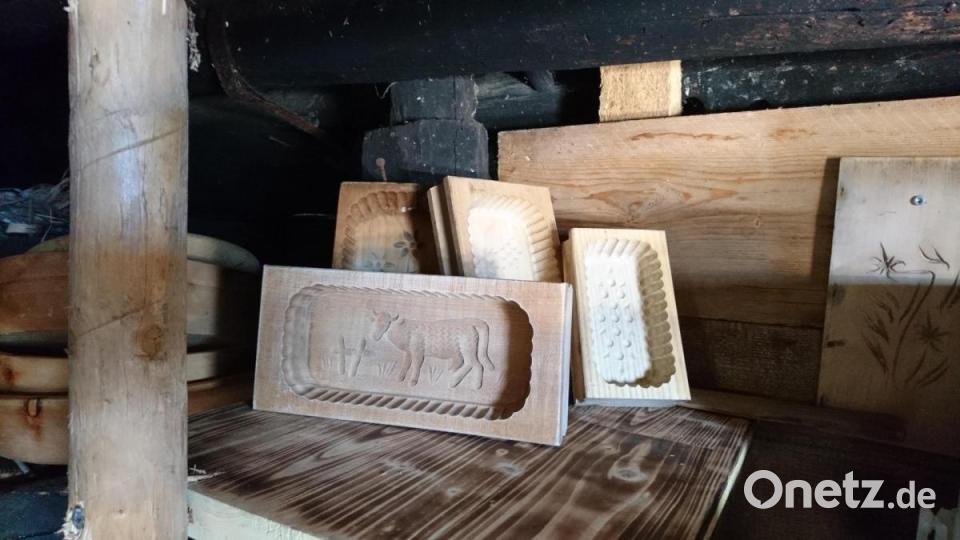 In diese Holz-Formen kam die frisch gemachte Butter. Mit den Mustern wurde sie dann an Wanderer verkauft. Bild: Theresa Frank/exb