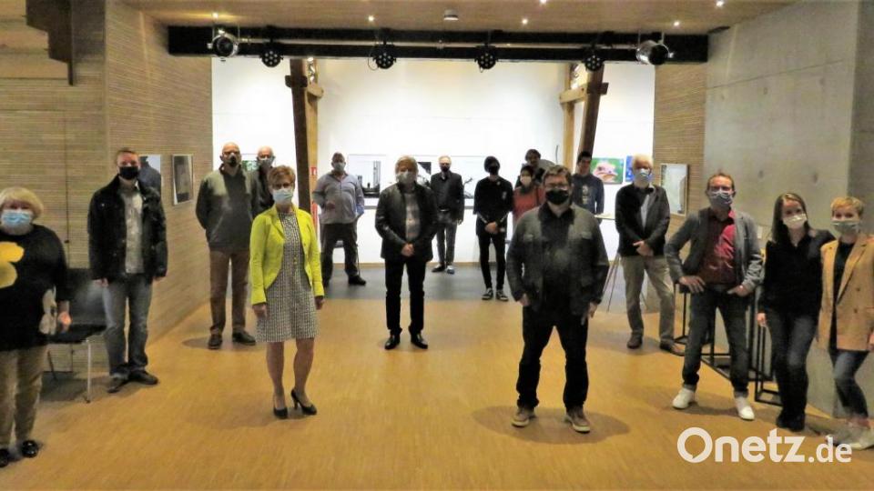 Die Künstlerinnen und Künstler präsentieren sich im Kunsthaus mit zahlreichen, eindrucksvollen Werken. Bürgermeister Bernd Sommer (Mitte, ganz hinten) zeigte sich sehr beeindruckt. Bild: ubb