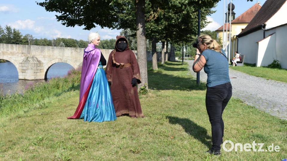 Beim Fotoshooting treffen auch mal Welten zusammen, die eigentlich gar nicht zusammen gehören. Hier sind Prinzessin Elsa und ein Jawa aus Star-Wars zu sehen. Bild: lue