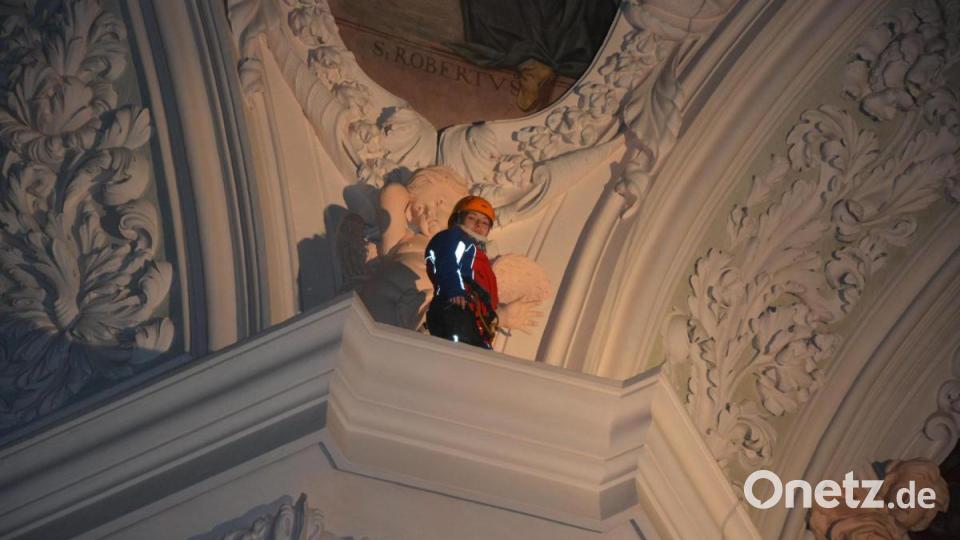 „Spiderfrau“ Nadine Lutz hatte unter dem Gewölbe der Basilika auf einem Gesims Platz genommen. Gesichert wurde sie von der Bergwacht Fuchsmühl. Bild: jr