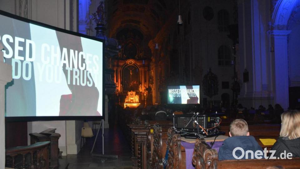 Auf zwei großen Filmleinwänden in der Basilika waren Szenen aus „Spiderman“ zu sehen. Bild: jr