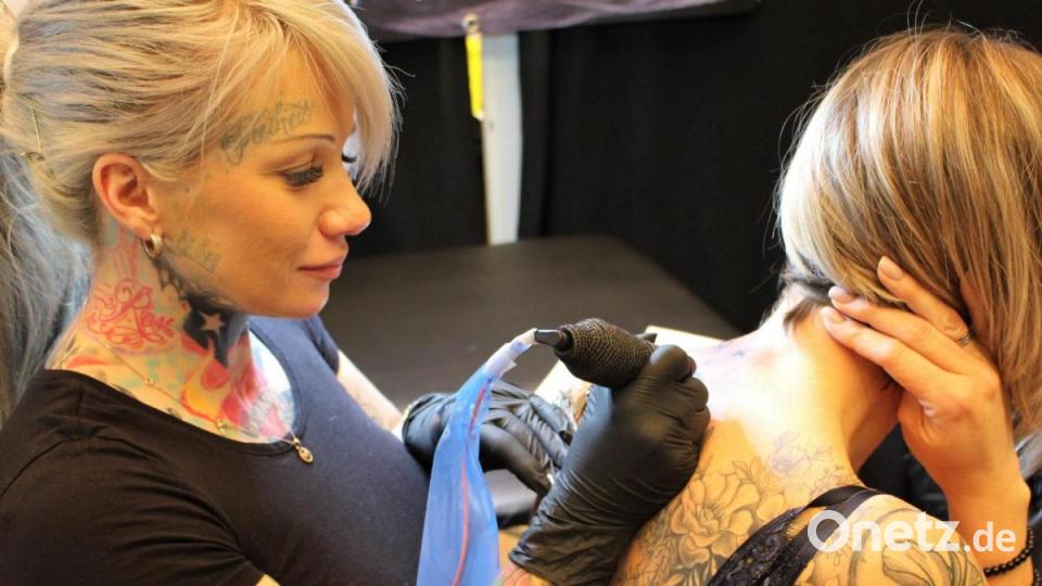 Es sind nur wenige weibliche Tätowiererinnen auf der Tattoo-Expo im ACC, dafür sind diese der Hingucker schlechthin. Bild: Dagmar Williamson, dwi