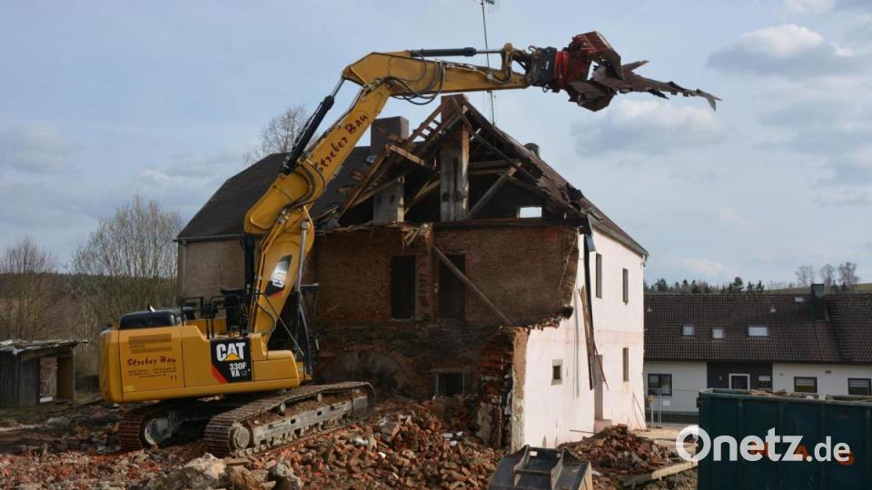 Abgebrochen wird derzeit ein markantes altes Wohngebäude in der Dorfmitte von Forkatshof. Ein Abbruchbagger leistet ganze Arbeit. Noch vor Ostern sollen die Abbrucharbeiten beendet sein. An dieser Stelle werden dann drei Bauparzellen und ein Kinderspielplatz errichtet. Die Neubebauung soll aber erst im kommenden Jahr möglich sein. Bild: jr