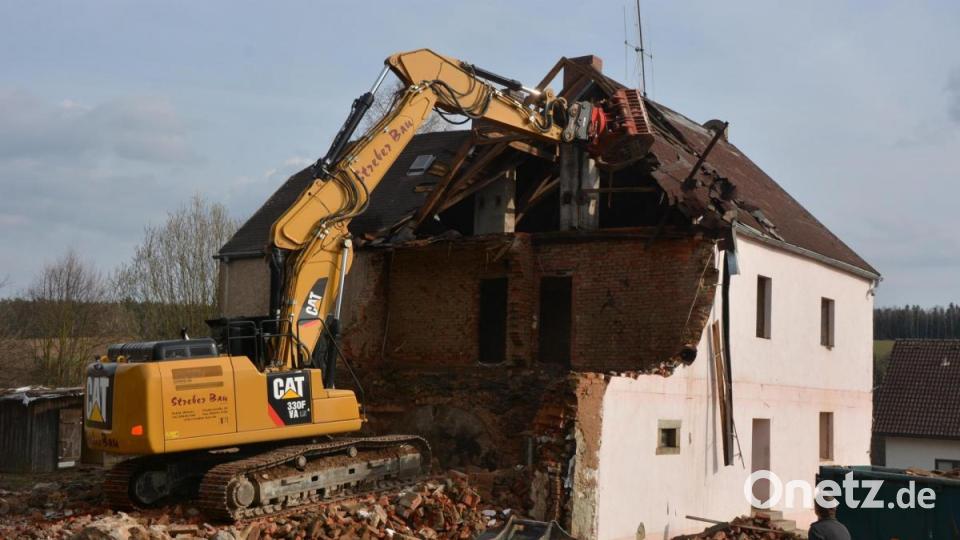 Abgebrochen wird derzeit ein markantes altes Wohngebäude in der Dorfmitte von Forkatshof. Ein Abbruchbagger leistet ganze Arbeit. Noch vor Ostern sollen die Abbrucharbeiten beendet sein. An dieser Stelle werden dann drei Bauparzellen und ein Kinderspielplatz errichtet. Die Neubebauung soll aber erst im kommenden Jahr möglich sein. Bild: jr