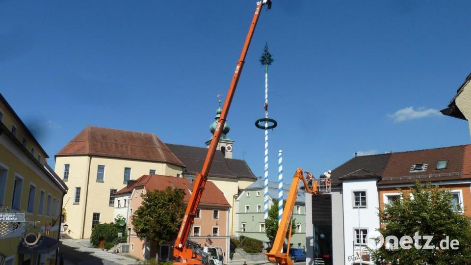 Bauhof legt Maibaum am Marktplatz Oberviechtach um Bild: Portner