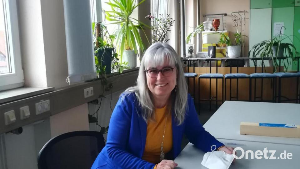 Jutta Mändl-Hackl vom CJD-Jugendmigrationsdienst hat Ibrahim Ahmadi durch Schule und Ausbildung begleitet und freut sich über seine vorbildliche Integration. Bild: hka