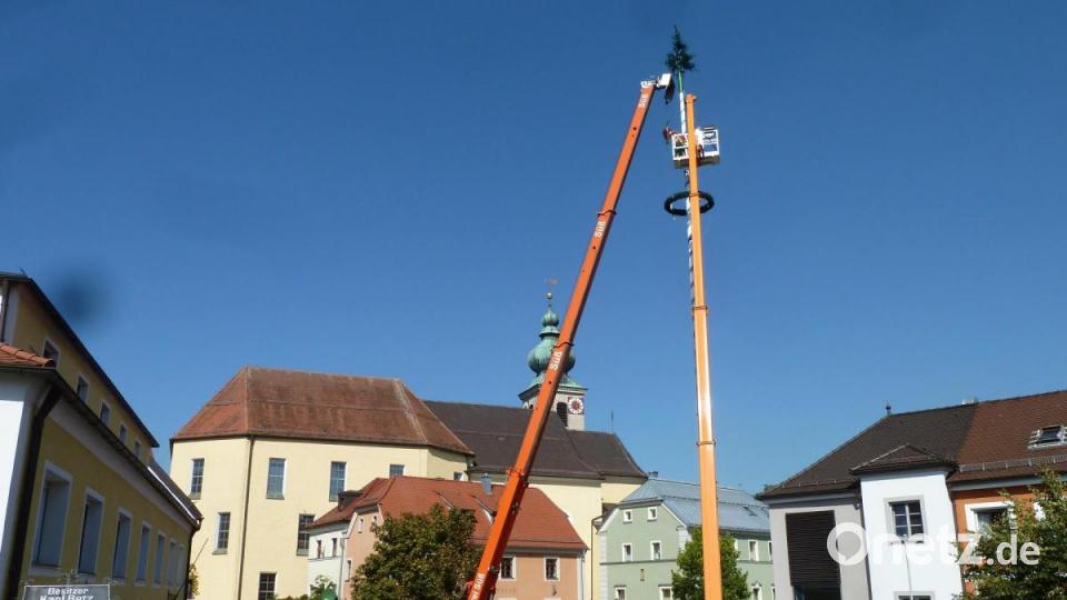 Bauhof legt Maibaum am Marktplatz Oberviechtach um Bild: Portner