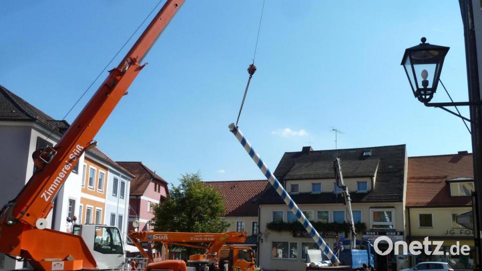 Bauhof legt Maibaum am Marktplatz Oberviechtach um Bild: Portner