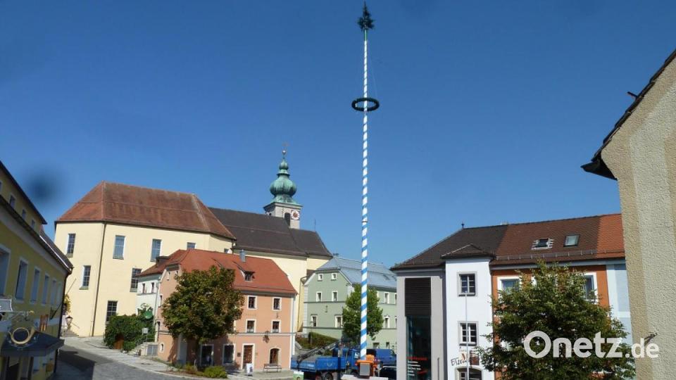 Bauhof legt Maibaum am Marktplatz Oberviechtach um Bild: Portner