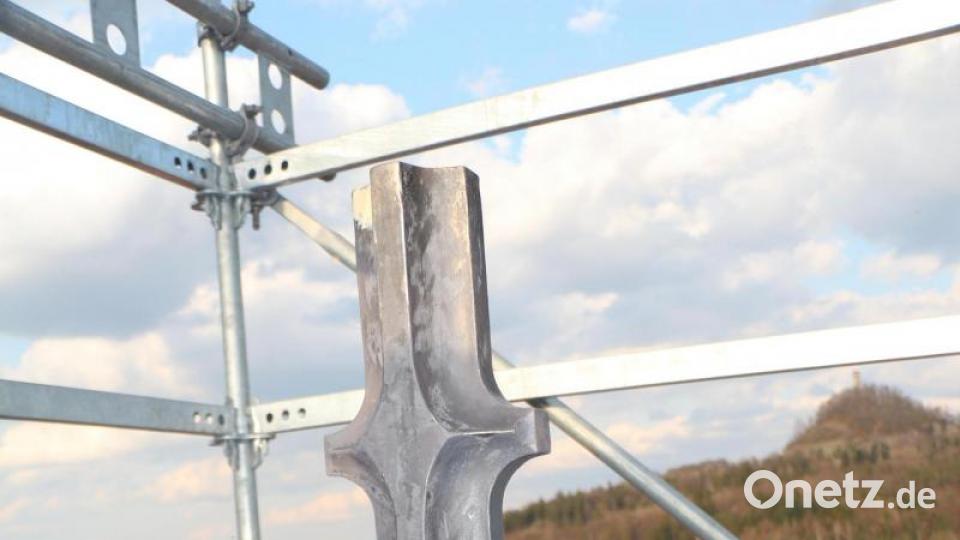Das Kreuz ist noch nicht ganz fertig. Die fein geschwungene Form ist leider vom Boden aus nicht zu erkennen. Bild: rpp
