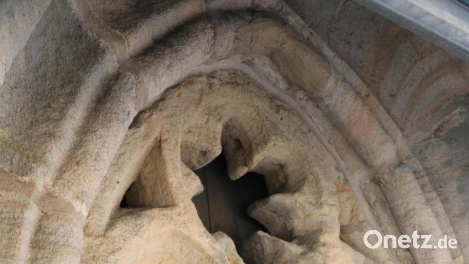Die gotischen Fensterlaibungen sind reich verziert. Der STein ist aber von Wind und Wetter schon etwas abgeschliffen und abgerundet worden. Bild: rpp