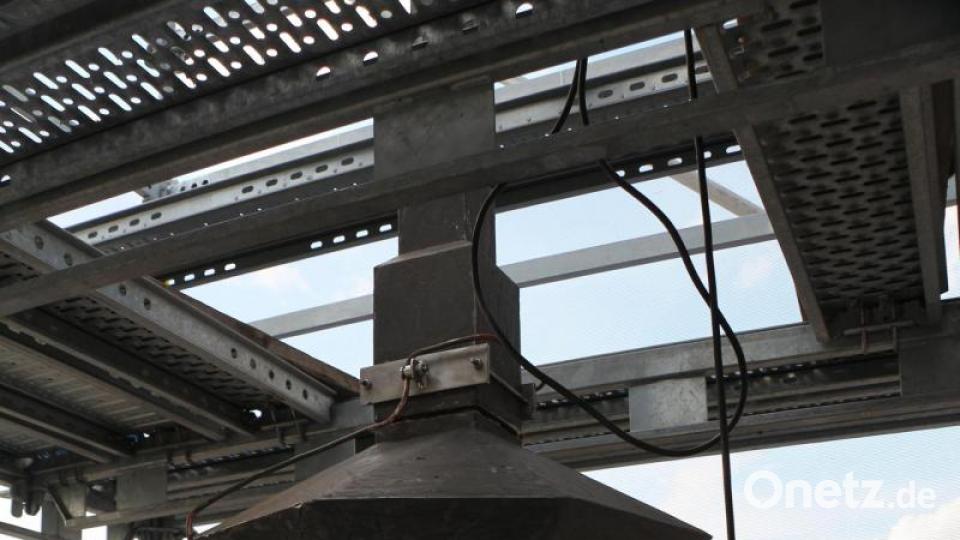 Übergang von Kirchturmspitze zum Kreuz. Bild: rpp
