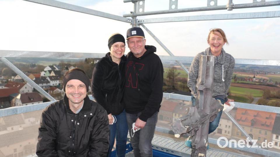 Glücklich über die gelungenen Handwerkerarbeiten und die schöne Aussicht stellen sich die Kirchenvorstände zu einem Erinnerungsbild. Bild: rpp