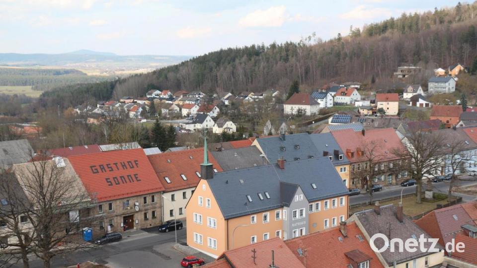 Der vordere und der hintere Marktplatz und dazwischen das Rathaus. 
Nach der Neugestaltung wird dieses Bild Altertumswert haben. Bild: rpp