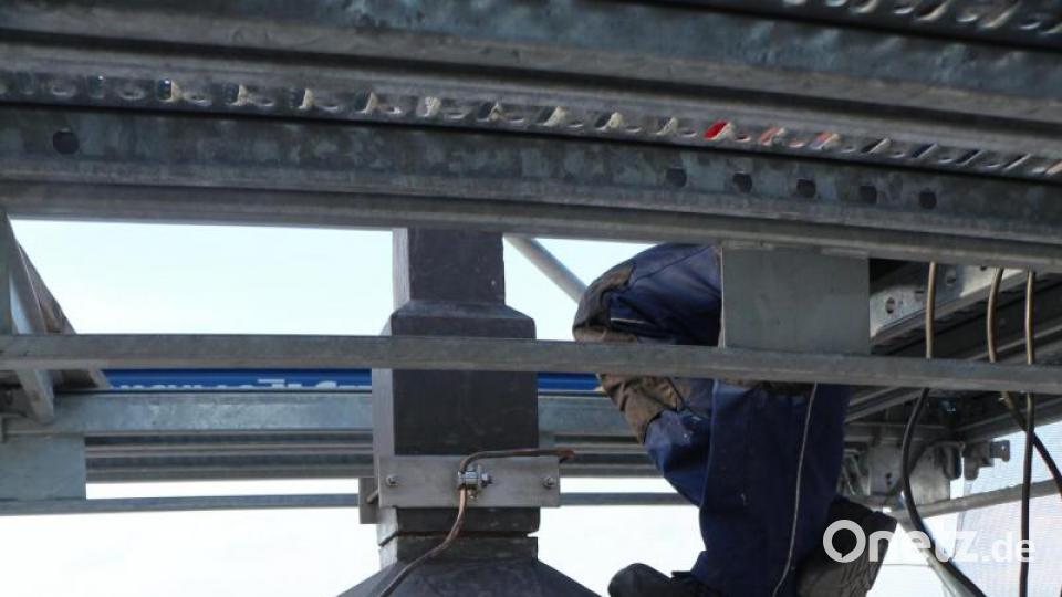 In Relation mit dem Fuß des Handwerkers lassen sich die Größenverhältnisse an der Turmspitze besser beurteilen. Bild: rpp