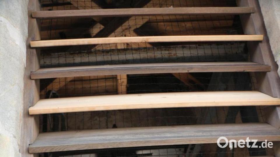 Ein Blick in die Glockenstube. Wenn man genau hinsieht, sieht man unten den Klöppel. Bild: rpp