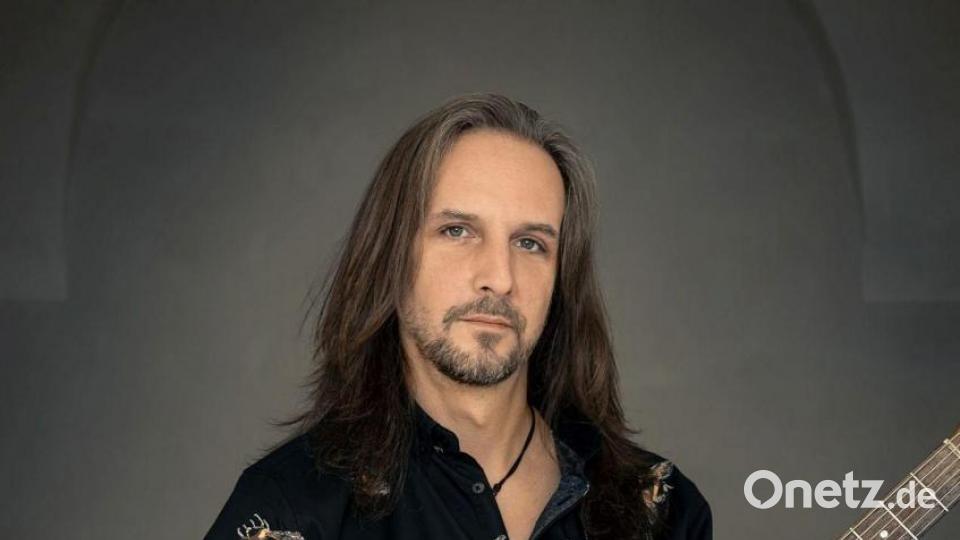 Michael Dandorfer spielt Gitarre und ... Bild: Peter Martner/exb