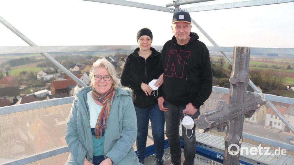 Glücklich über die gelungenen Handwerkerarbeiten und die schöne Aussicht stellten sich die Kirchenvorstände zu einem Erinnerungsbild. Bild: rpp