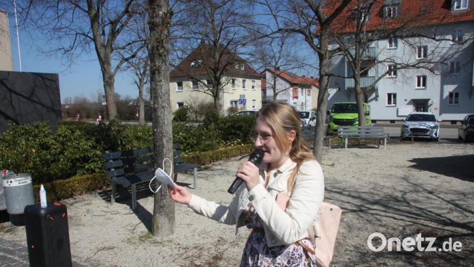 In den Pausen forderte Cindy Paulus zum Mitsingen, -Klatschen und - soweit möglich - auch zum Tanzen auf. Bild: wro