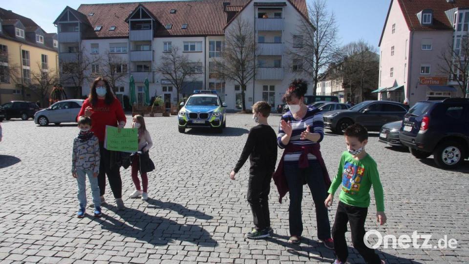 Als Familär und bunt kann man die Demonstrationsveranstaltung am Wiesauer Marktplatz umschreiben. Bild: wro