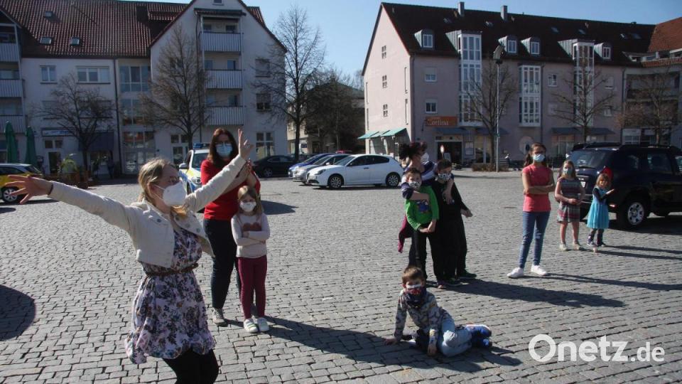 Für den musikalischen Rahmen sorgte Cindy Paulus (links) von der Mitterteicher Kulturfabrik. Bild: wro