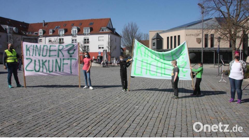 "Kinder Zukunft" stand auf dem linken, "Kinder Lachen" - ergänzt mit je einem Fragezeichen - stand auf dem rechten Banner, die die Kinder mit sich führten. Bild: wro