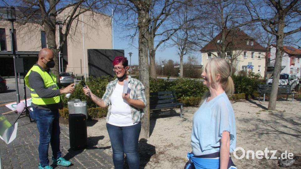Hauptredner waren Steffen und Manuela Görschel, die die Veranstaltung auf die Beine gestellte hatte (von links). Von den Problemen erzählte auch Susanne Schicker (rechts) aus Grafenwöhr. Bild: wro