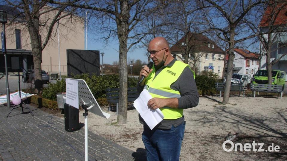 Unterstützt wurde die Demo von Steffen Görschel, der sich sich zur Lage der Kinder und Eltern persönlich äusserte. Bild: wro