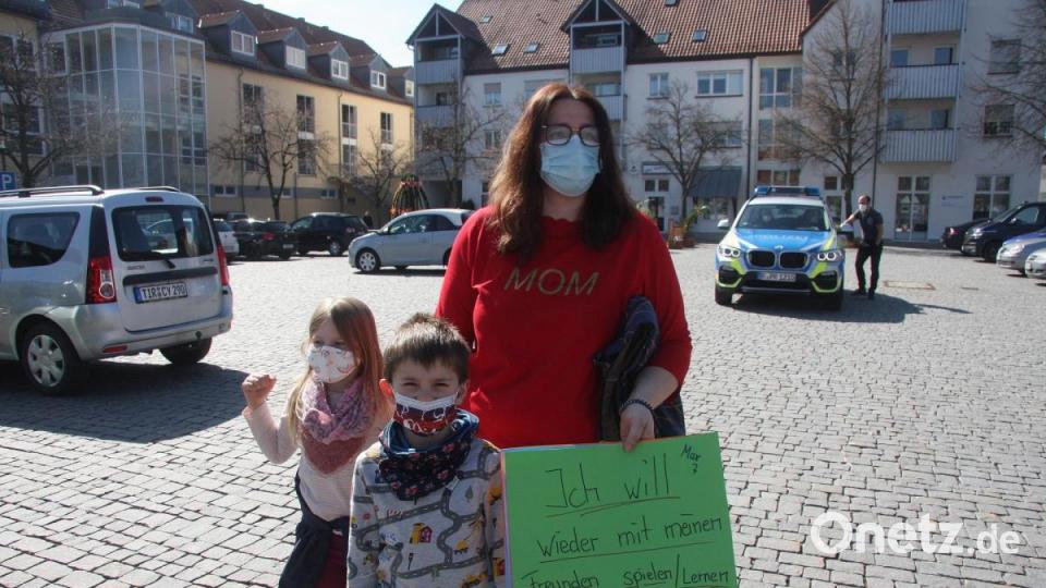 Einige Mütter bzw. deren Kinder hatten selbstbeschriftete Transparente mitgebracht, um auf ihre Situation aufmerksam zu machen. Bild: wro