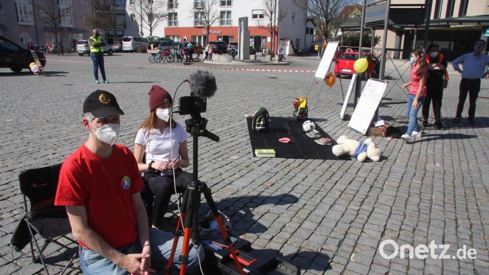 Lilly und Christian Krapf aus Mähring verfolgten die Ansprachen aus der Distanz. Bild: wro