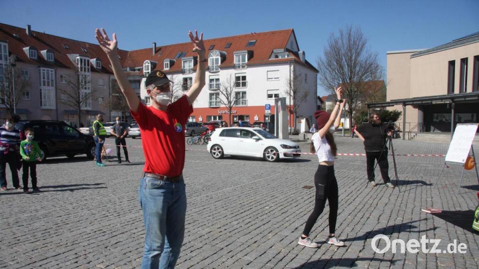 Aus Mähring angereist waren Christian und Lilly Krapf (von links). Christian Krapf trat danach auch ans Mikrofon. Bild: wro