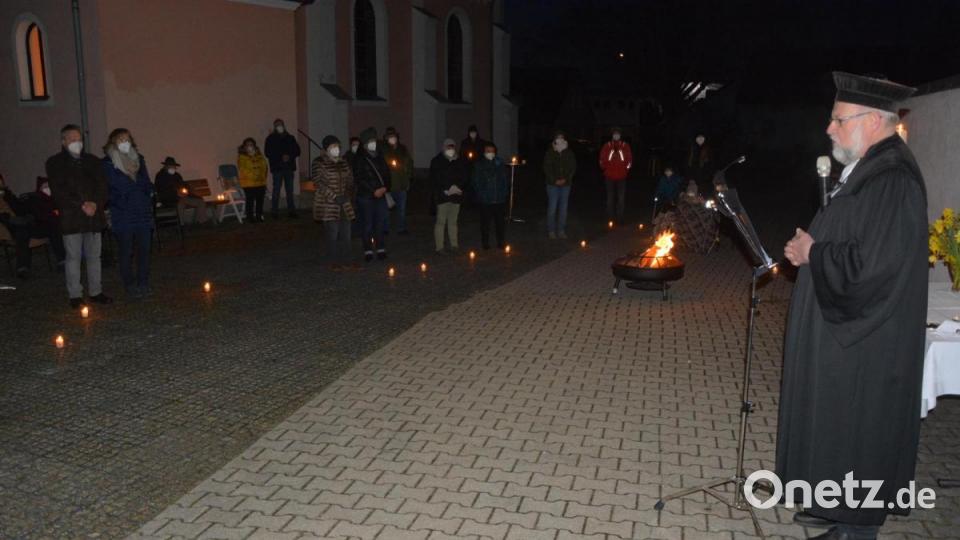 Pfarrer Martin Schlenk feierte am Ostersonntag ab 5.30 Uhr ein Gottesdienst im Freien bei der Christuskirche. Entzündet worden waren das Osterfeuer und zahlreiche Kerzen. Bild: jr