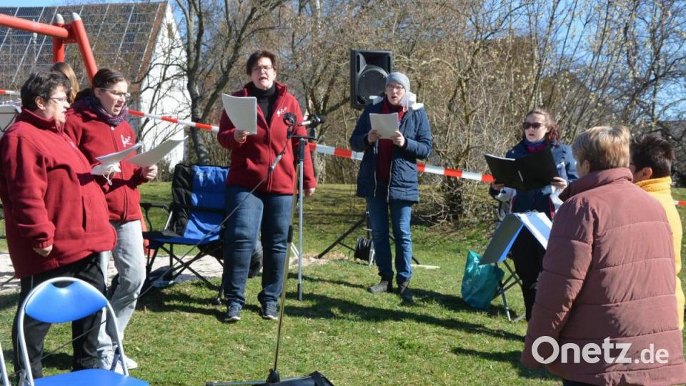 Die Gruppe „Omnis“ gestaltete den Freiluft-Ostergottesdienst der katholischen Pfarrgemeinde gesanglich. Bild: jr