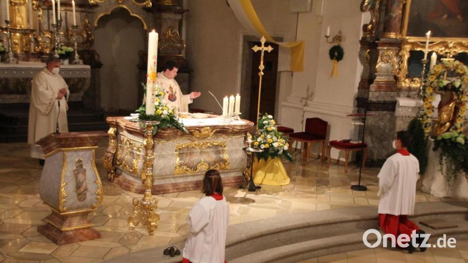Nach der Auferstehung des Herrn feierten die Gläubigen, zusammen mit Kaplan Florian Fronhöfer in der nun erhellten Pfarrkirche das Osternachtsmessopfer. Bilder: frd Bild: frd