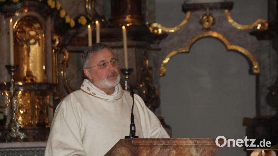 In seiner Predigt dankte Diakon Ulli Wabra Christus, dass er uns Menschen von unseren Sünden befreit und uns mit seiner Auferstehung gezeigt hat, dass der Tod seinen Schrecken verloren hat. Bild: frd
