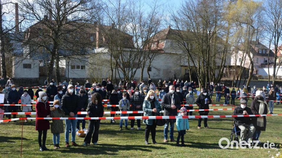Viele Gläubige waren bei strahlendem Sonnenschein zum Gottesdienst in den Stadtpark Wiendlwiese gekommen. Bild: jr