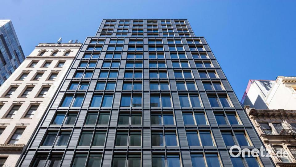 Ein architektonisches Statement mit klarer Stringenz: Bei vollem Tageslicht hellt sich der Farbton in Richtung Anthrazit auf, behält aber seine kraftvoll-archaische Ausstrahlung als Reminiszenz an die industrielle Tradition des Stadtviertels Tribeca. Bild:  agrob-buchtal.de/Evan Joseph/exb