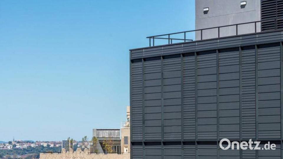 Dieses Foto zeigt die zentrale Lage des Bauwerks (im Hintergrund der Hudson River) und den feinen Schimmer der rhythmisch gegliederten Fassade bei Lichteinfall. Bild:  agrob-buchtal.de/Evan Joseph/exb