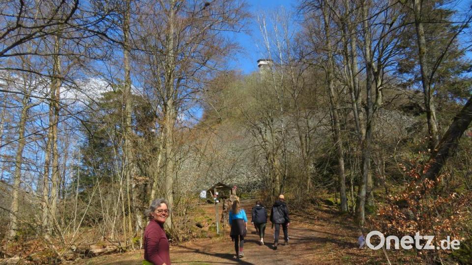 Auf den weitläufigen Wanderwegen herrschte Disziplin. Die meisten Gäste hielten einen ausreichenden Coronaabstand ein. An dieser Stelle war bis vor einigen Tagen eine Absperrung die seit August letzten Jahres ein Besteigen des Kulmgipfels verhinderte. Bild: ow