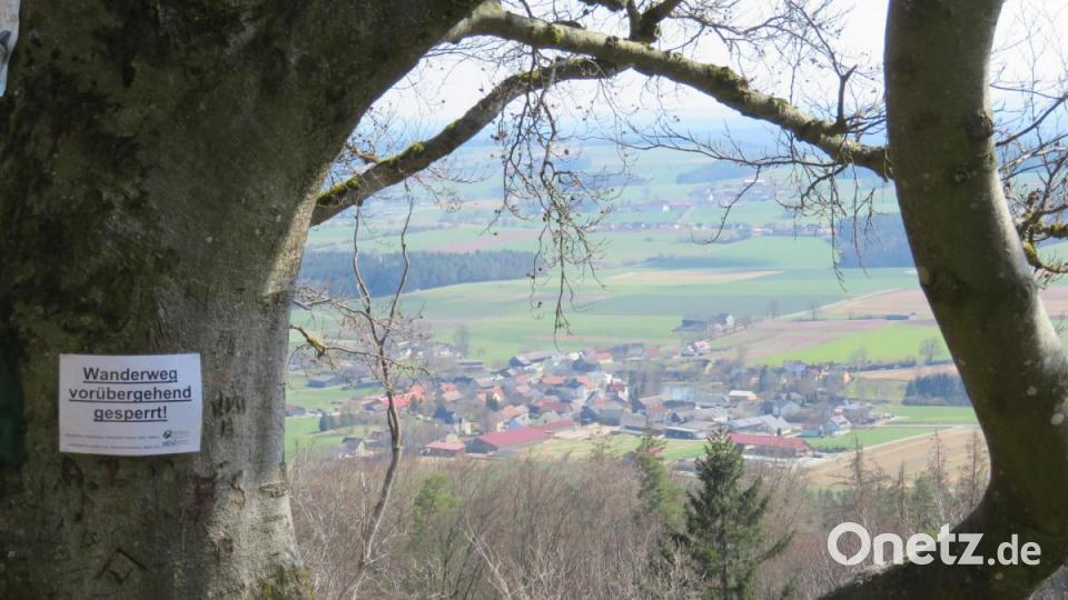 Der über tausendjährige Aufstieg zur ehemaligen Burg ist momentan ebenfalls noch gesperrt. Er ist auch Teil des überregionalen Wanderweges Main-Mies. Durch diese Sperrung wird ein Stau am anderen westlichen Aufstieg erzeugt. Die Ortschaft unterhalb ist Filchendorf. Bild: ow