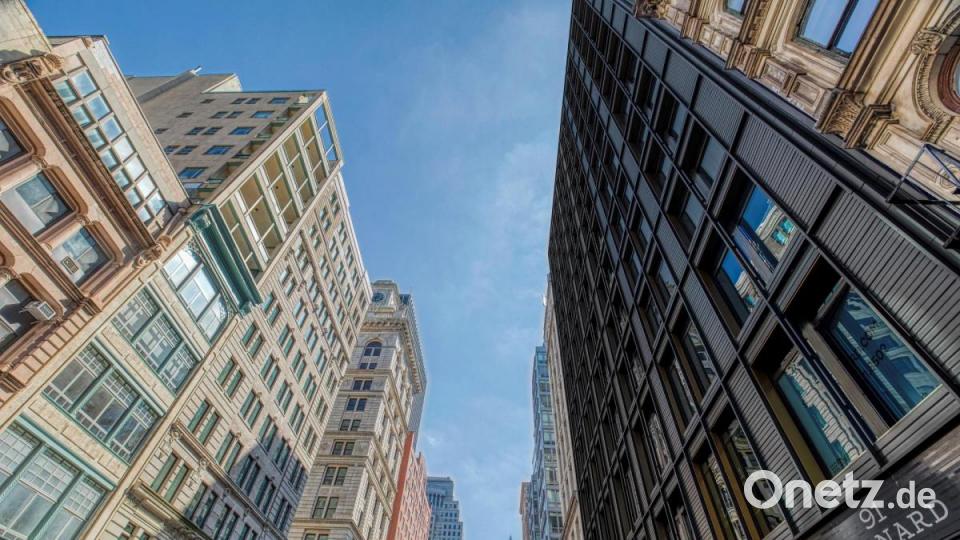Das Apartmentgebäude „91 Leonard“ (rechts) liegt im Herzen von New York in Manhattan im besonders angesagten Stadtteil Tribeca, einem ehemaligen Industrieviertel, das mittlerweile zu einer begehrten Wohngegend avanciert ist Bild: agrob-buchtal /Richard James Earl/exb