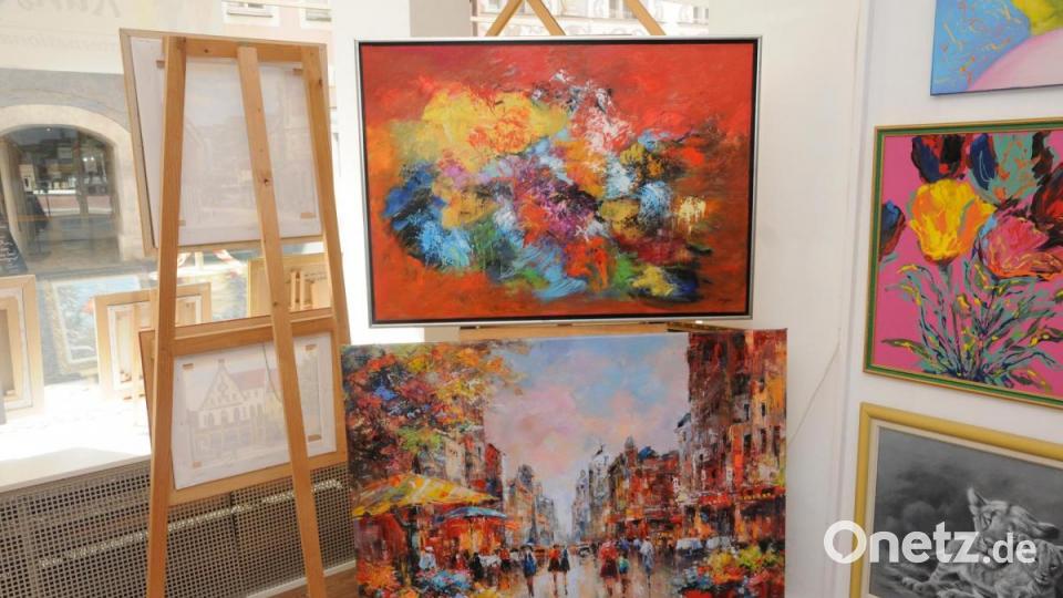 Blick in die Gemäldeausstellung am Roßmarkt 3-5 in Amberg mit verschiedenen Künstlern. Bild: ige