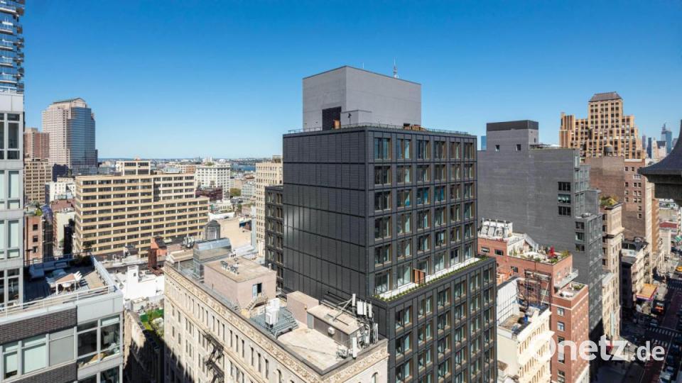 Im Erdgeschoss des Gebäudes parallel zum Broadway befinden sich ausschließlich Läden. Die kleine Seitenstraße ist die Leonard Street. Dort liegt bewusst diskret der Zugang zur noblen Lobby, die zu den luxuriösen Apartments führt. Bild:  agrob-buchtal.de/Evan Joseph/exb