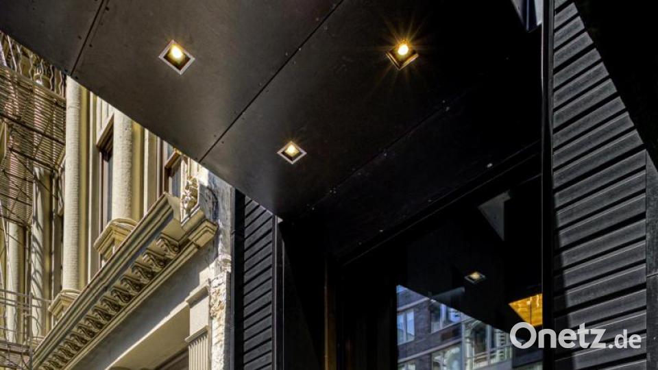Im Erdgeschoss des Gebäudes parallel zum Broadway befinden sich ausschließlich Läden. Die kleine Seitenstraße ist die Leonard Street. Dort liegt bewusst diskret der Zugang zur noblen Lobby, die zu den luxuriösen Apartments führt. Bild: agrob-buchtal.de/Richard James Earl/exb