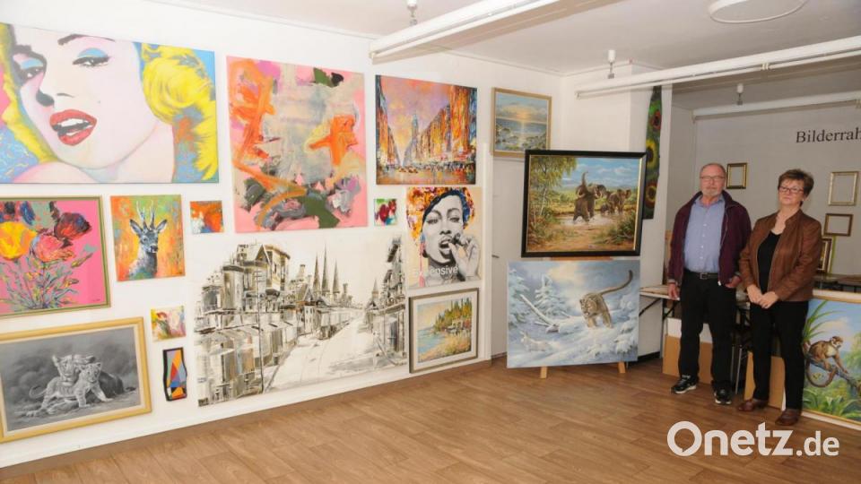 Erich und Christine Graf stellen die Hauptwerke der Kunstgalerie ins Schaufenster am Roßmarkt. Dort können zum fünfjährigen Bestehen des Hauses die Werke vieler bekannter Künstler bewundert werden. Bild: ige