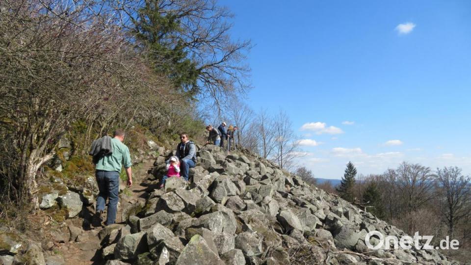 Am engen Aufstieg durch die Basaltblockhalde mussten einige Wanderer auf die Basaltbrocken auf der seiet ausweichen um den entgegenkommenden Verkehr passieren zu lassen. Bild: ow