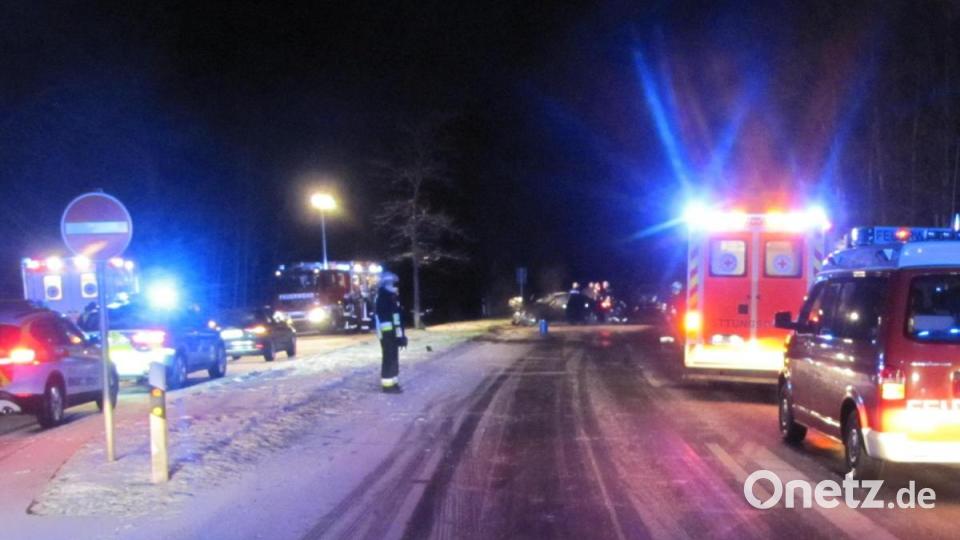 Beide Autofahrer wurden bei dem Unfall am Dienstagabend verletzt. Bild: Polizeiinspektion Sulzbach-Rosenberg