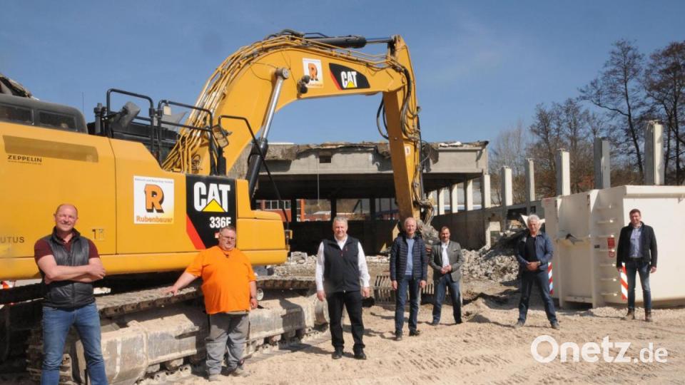 Kurze Pause zur Information für den Landrat: Von links Stefan Rubenbauer (Baufirma), Baggerfahrer Günter Boboiciov, Landrat Richard Reisinger, Bauleiter Reiner Bäumler, Realschulleiter Martin Zimmermann sowie Peter Rußwurm und Thomas Raithel (Gebäudemanagement des Landkreises Amberg-Sulzbach). Bild: Christine Hollederer/exb
