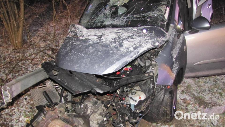 Der Opel Corsa wurde schwer beschädigt. Bild: Polizeiinspektion Sulzbach-Rosenberg